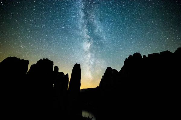 Serra De Finestres, Aragon, Pyrenees, İspanya 'da yaz samanyolu