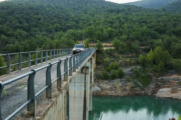 4X4 Αυτοκίνητο Που Διασχίζει Επικίνδυνη Γέφυρα Στην Αραγονία Πυρηναία Ισπανία — Φωτογραφία Αρχείου