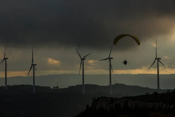 スペイン バルセロナ州アノアの風力発電所の間のパラグライダー — ストック写真