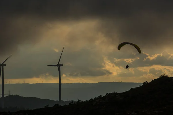 スペイン バルセロナ州アノアの風力発電所の間のパラグライダー — ストック写真