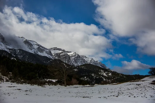 冬のセラ カディIn Cerdanya ピレネー山脈 スペイン — ストック写真