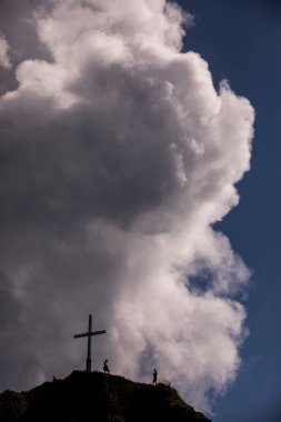 Güney Almanya 'daki Bavyera dağlarında zirveye çıkan insanlar. Avrupa