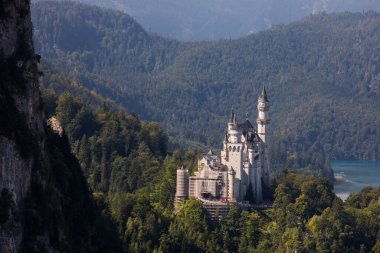 Güney Almanya, Bavyera 'daki Neuschwanstein Kalesi' nde yaz mevsimi. Avrupa
