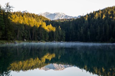 Eibsee, Bavyera, Güney Almanya 'da yaz gündoğumu. Avrupa