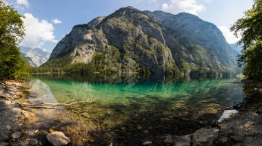 Güney Almanya, Bavyera 'daki Obersee Gölü' nde yaz gündoğumu. Avrupa