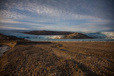 Narsaq fiords, Güneybatı Grönland, Danimarka 'daki buzdağları arasındaki kayak gezisi