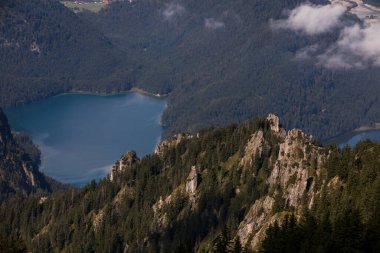 Güney Almanya 'daki Bavyera dağlarında yaz gündoğumu. Avrupa