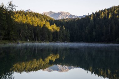 Eibsee, Bavyera, Güney Almanya 'da yaz gündoğumu. Avrupa