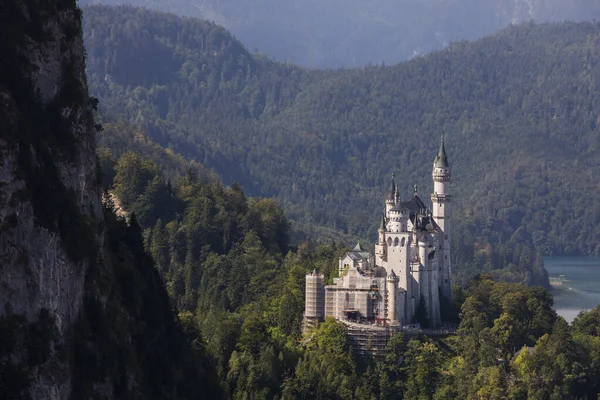 Güney Almanya, Bavyera 'daki Neuschwanstein Kalesi' nde yaz mevsimi. Avrupa