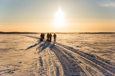 Inari Gölü, Laponya, Finlandiya 'da kayak gezisi