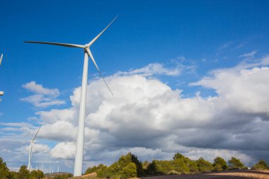 Anoia, Barselona, İspanya 'da rüzgar türbinleri ve fırtına