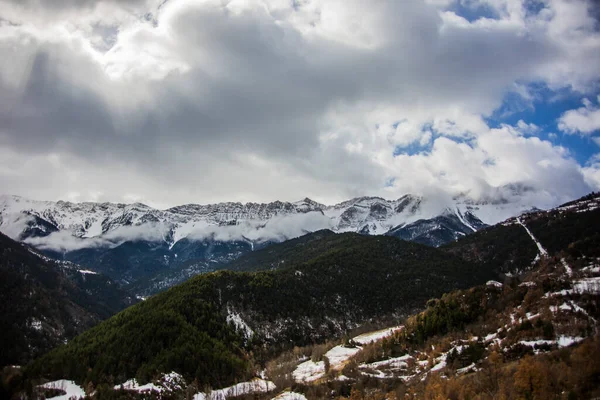 冬のセラ カディIn Cerdanya ピレネー山脈 スペイン — ストック写真