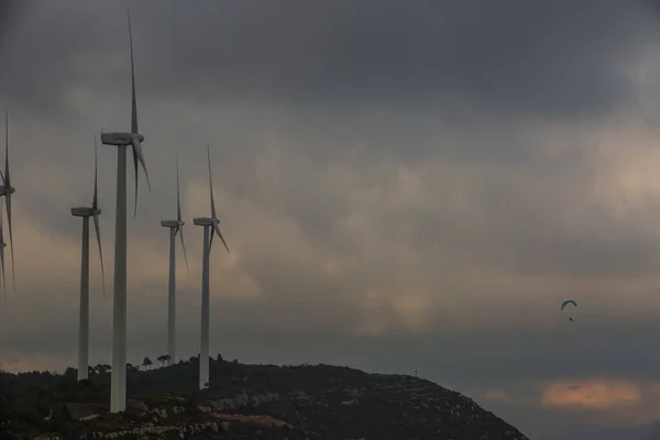 スペイン バルセロナ州アノアの風力発電所の間のパラグライダー — ストック写真