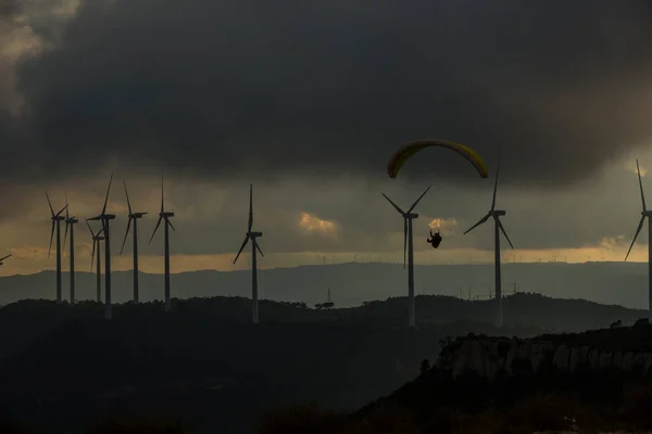 スペイン バルセロナ州アノアの風力発電所の間のパラグライダー — ストック写真