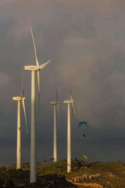 スペイン バルセロナ州アノアの風力発電所の間のパラグライダー — ストック写真