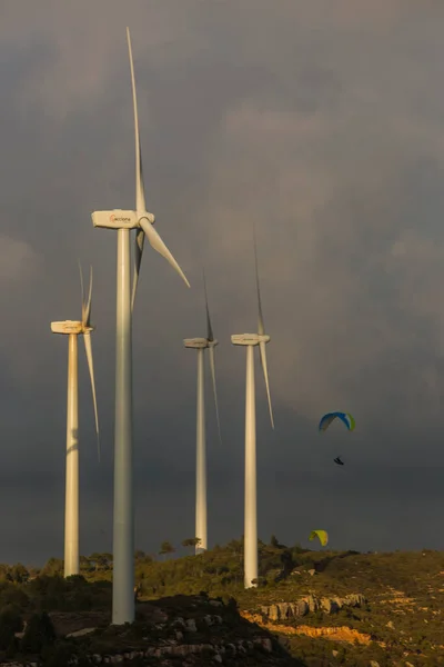 西班牙巴塞罗那Anoia风力涡轮机之间的滑行 — 图库照片