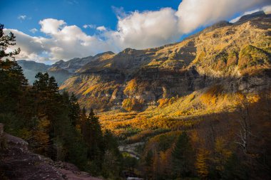 Ordesa ve Monte Perdido Ulusal Parkı 'nda sonbahar sahnesi, İspanya