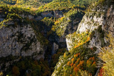Ordesa ve Monte Perdido Ulusal Parkı 'nda sonbahar sahnesi, İspanya