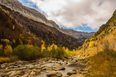Ordesa ve Monte Perdido Ulusal Parkı 'nda sonbahar sahnesi, İspanya