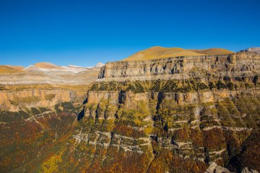 Ordesa ve Monte Perdido Ulusal Parkı 'nda sonbahar sahnesi, İspanya