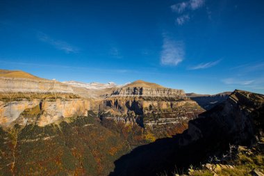 Ordesa ve Monte Perdido Ulusal Parkı 'nda sonbahar sahnesi, İspanya