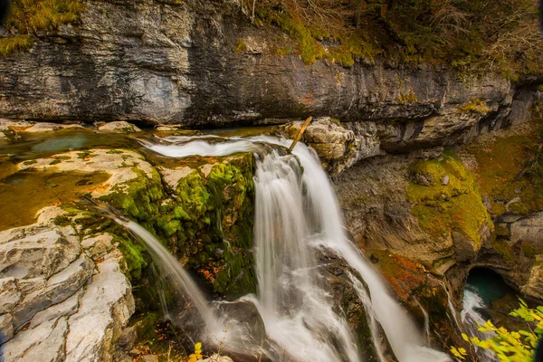 Ordesa ve Monte Perdido Ulusal Parkı 'nda sonbahar sahnesi, İspanya