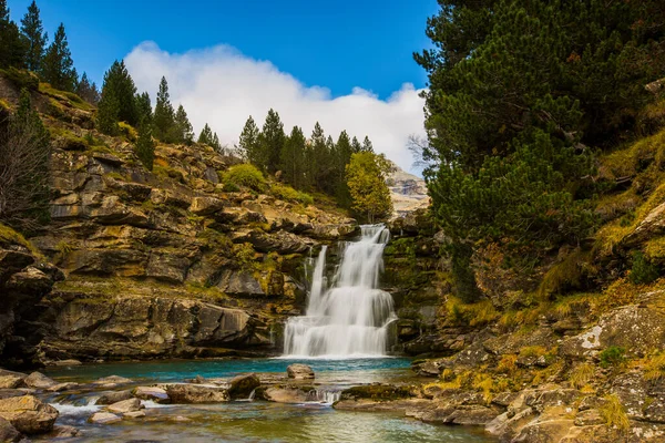 Ordesa ve Monte Perdido Ulusal Parkı 'nda sonbahar sahnesi, İspanya