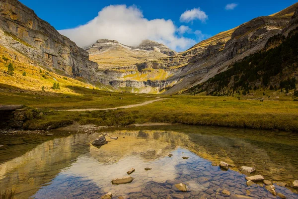 Ordesa ve Monte Perdido Ulusal Parkı 'nda sonbahar sahnesi, İspanya
