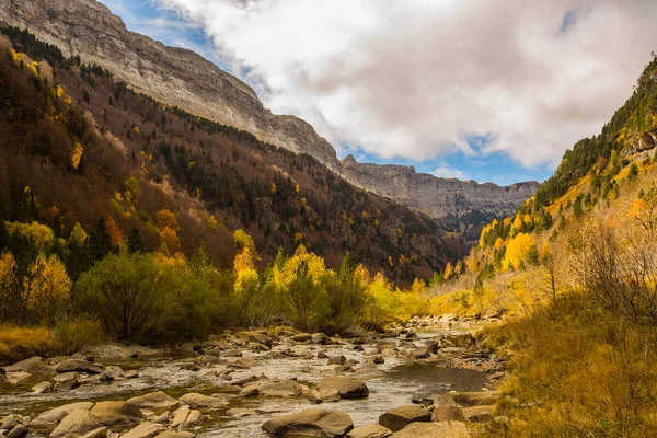 Ordesa ve Monte Perdido Ulusal Parkı 'nda sonbahar sahnesi, İspanya
