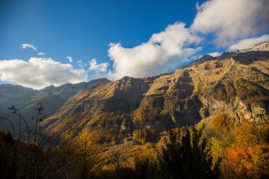 Ordesa ve Monte Perdido Ulusal Parkı 'nda sonbahar sahnesi, İspanya