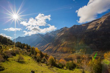 Ordesa ve Monte Perdido Ulusal Parkı 'nda sonbahar sahnesi, İspanya
