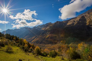 Ordesa ve Monte Perdido Ulusal Parkı 'nda sonbahar sahnesi, İspanya