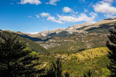 Ordesa ve Monte Perdido Ulusal Parkı 'nda sonbahar sahnesi, İspanya