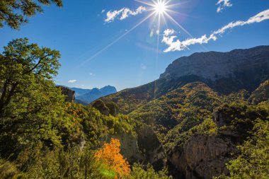 Ordesa ve Monte Perdido Ulusal Parkı 'nda sonbahar sahnesi, İspanya