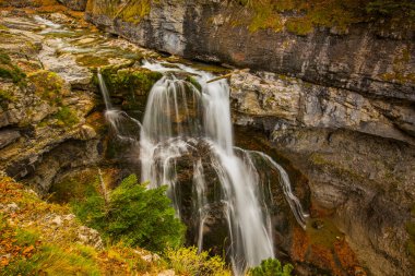 Ordesa ve Monte Perdido Ulusal Parkı 'nda sonbahar sahnesi, İspanya