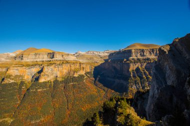 Ordesa ve Monte Perdido Ulusal Parkı 'nda sonbahar sahnesi, İspanya