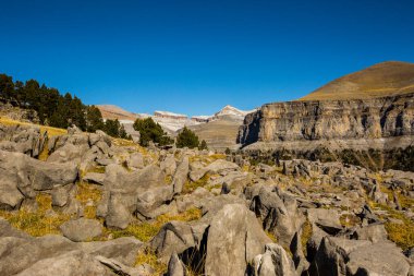 Ordesa ve Monte Perdido Ulusal Parkı 'nda sonbahar sahnesi, İspanya