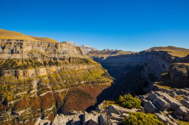 Ordesa ve Monte Perdido Ulusal Parkı 'nda sonbahar sahnesi, İspanya