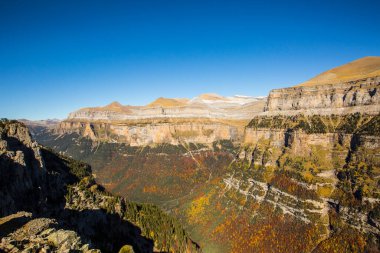Ordesa ve Monte Perdido Ulusal Parkı 'nda sonbahar sahnesi, İspanya