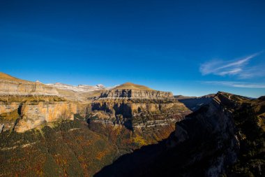 Ordesa ve Monte Perdido Ulusal Parkı 'nda sonbahar sahnesi, İspanya