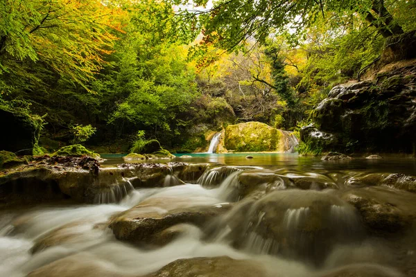 西班牙北部纳瓦拉Nacedero Urederra河的秋季风景 — 图库照片