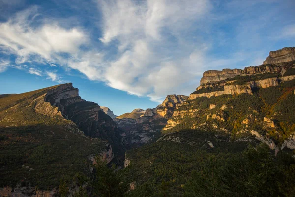 Ordesa ve Monte Perdido Ulusal Parkı 'nda sonbahar sahnesi, İspanya