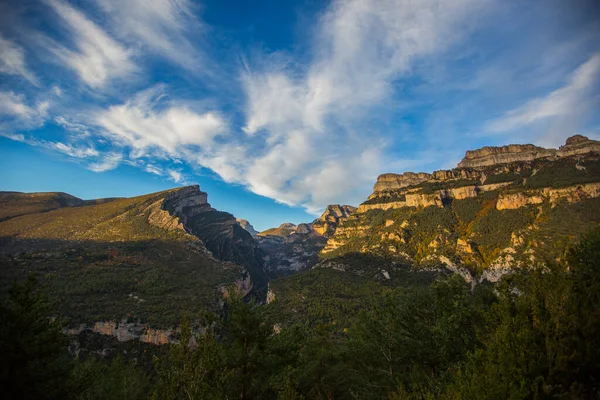 Ordesa ve Monte Perdido Ulusal Parkı 'nda sonbahar sahnesi, İspanya