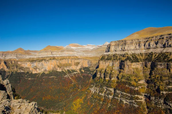 Ordesa ve Monte Perdido Ulusal Parkı 'nda sonbahar sahnesi, İspanya