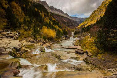 Ordesa ve Monte Perdido Ulusal Parkı 'nda sonbahar sahnesi, İspanya