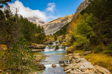 Ordesa ve Monte Perdido Ulusal Parkı 'nda sonbahar sahnesi, İspanya