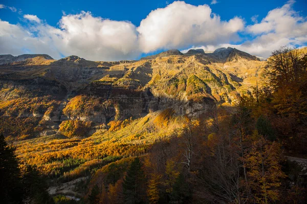 Ordesa ve Monte Perdido Ulusal Parkı 'nda sonbahar sahnesi, İspanya