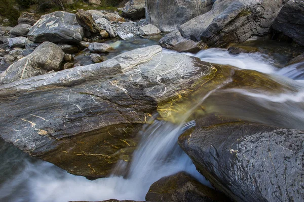 Ordesa ve Monte Perdido Ulusal Parkı 'nda sonbahar sahnesi, İspanya