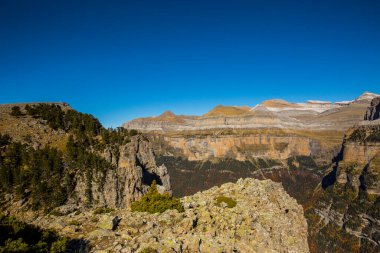 Ordesa ve Monte Perdido Ulusal Parkı 'nda sonbahar sahnesi, İspanya