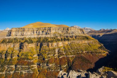 Ordesa ve Monte Perdido Ulusal Parkı 'nda sonbahar sahnesi, İspanya